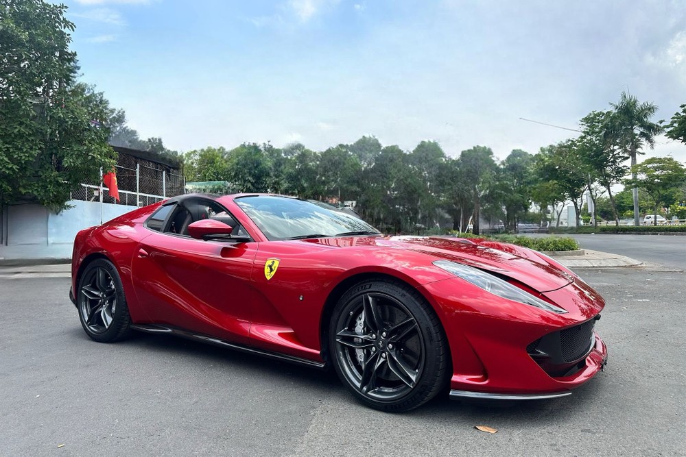 Chi tiết về Ferrari 296 GTS